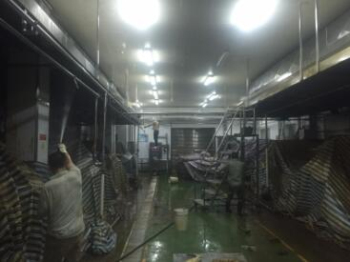 海底撈加工區(qū)清洗中.JPG